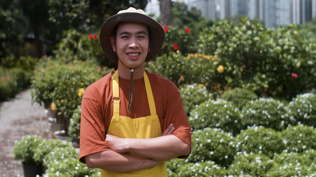 야외에서 포즈를 취하는 정원사