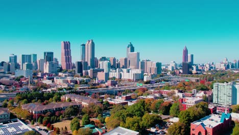 hyperlapse prachtige luchtfoto van de skyline van atlanta die de stedelijke dichtheid toont