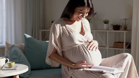 mulher grávida a ler um livro