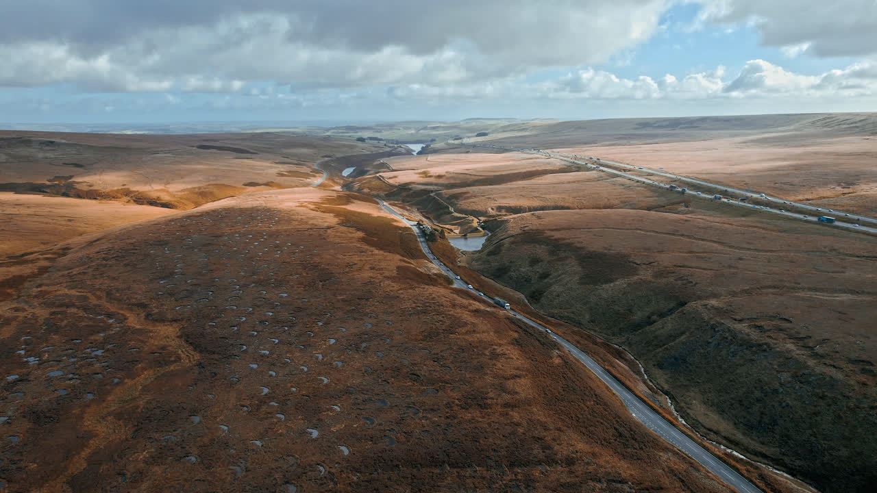 drone aéreo, imágenes cinematográficas de un camino sinuoso en saddleworth moor, greater manchester, reino unido