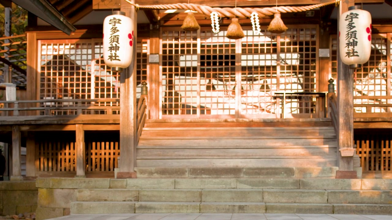 靜態廣角畫面，呈現一座歷史悠久的神社，設有木格柵和紙燈籠。