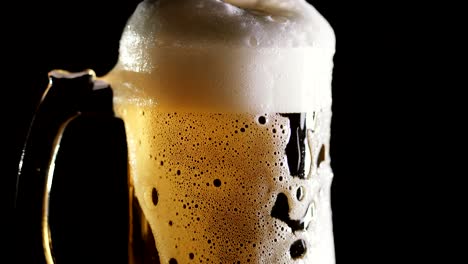 la cerveza se vierte en una taza en un bar