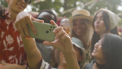 amigos en un festival de música al aire libre