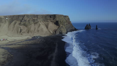 vista de las pilas de basalto de reynisdrangar desde la playa de reynisfjara en el sur de islandia