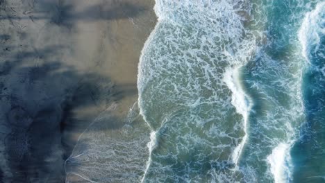 Imágenes-Aéreas-De-Drones-De-4k:-Tranquila-Playa-Secreta,-Padangbai,-Este-De-Bali