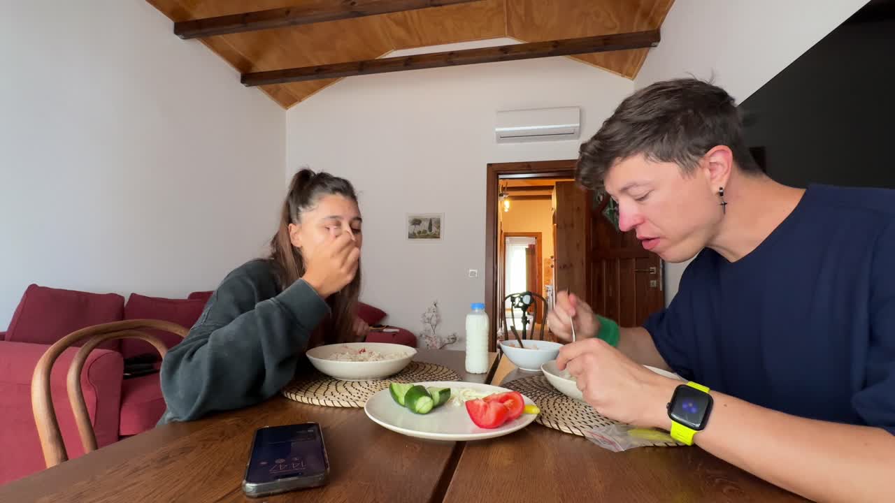 pareja comiendo en casa