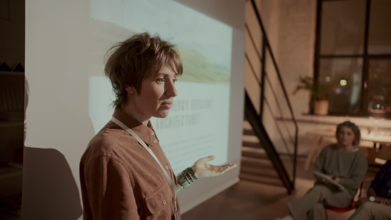 joven oradora que presenta sobre la eficiencia energética en una conferencia