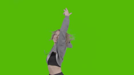 Studioaufnahme-Einer-Jungen-Frau,-Die-Spaß-Beim-Tanzen-Gegen-Green-Screen-Hat-10