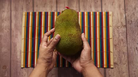 las manos sosteniendo un jackfruit