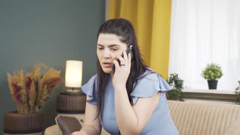 la mujer que recibe las malas noticias está conmocionada.