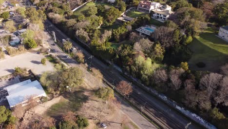 tren urbano cruzando el barrio residencial san isidro en buenos aires