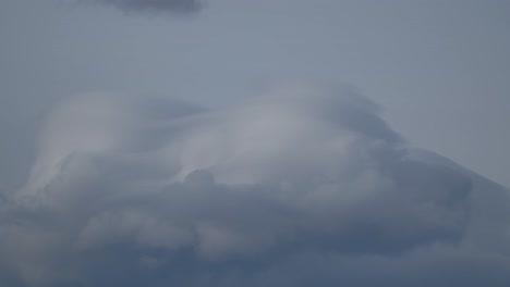 lapso de tiempo de primer plano de una nube lenticular