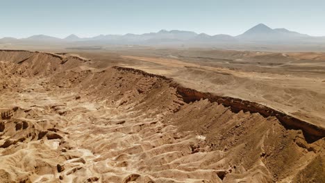 Las-Imágenes-De-Drones-Revelan-La-Belleza-De-Otro-Mundo-De-Un-Valle-En-El-Desierto-De-Atacama-Que-Refleja-El-Paisaje-Lunar-Surrealista,-Con-Un-Terreno-Impresionante-De-Impresionantes-Formaciones-Rocosas-Talladas.