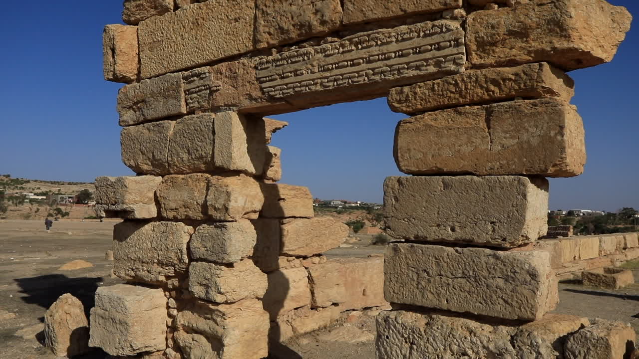 antiguas ruinas romanas bajo un cielo azul claro en sbeitla, túnez, que muestran arquitectura histórica