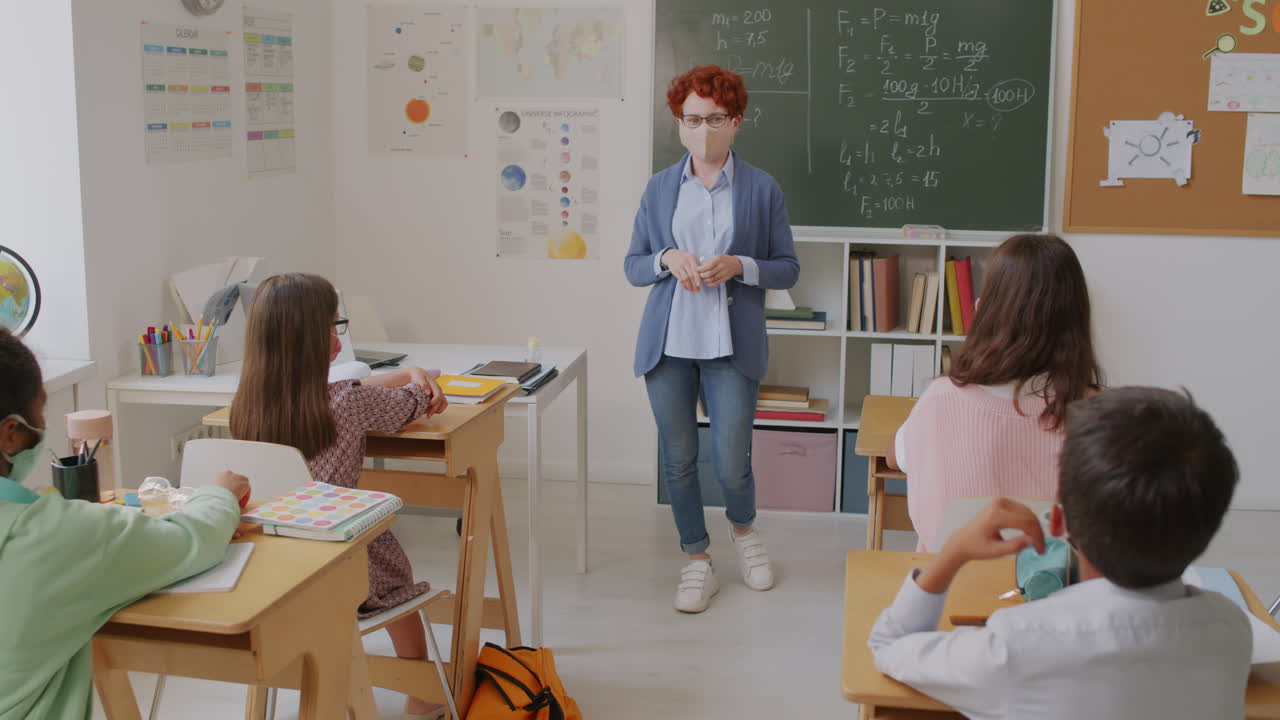 Hodina na základní škole během pandemie