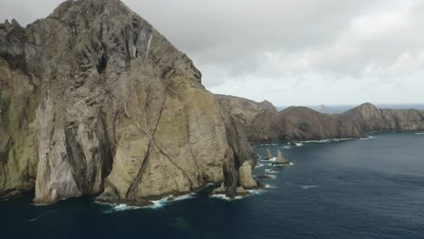 Wilde-Vulkanische-Küste-Von-Porto-Santo-An-Bewölkten-Tag-Mit-Blauem-Ozean,-Antenne