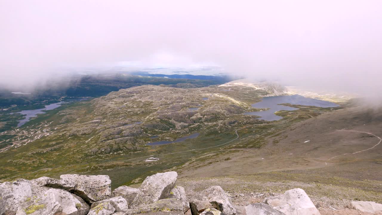 nubes de vapor que pasan vista en time-lapse desde la cima de la colina de gaustatoppen hasta el paisaje de telemark cerca de rjukan noruega en un bucle sin interrupciones durante un día soleado