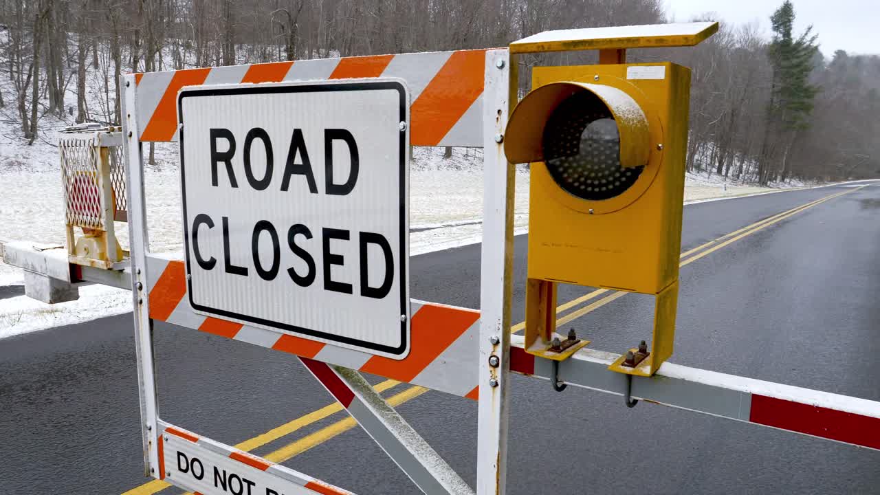 블리우 리지 파크웨이 (blieu ridge parkway) 는 겨울 눈과 얼음으로 인해 불어나는 바위 nc 근처에서 폐쇄되었습니다.