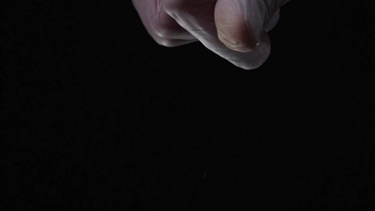 손바닥에 장갑을 입고 가루를 뿌리고