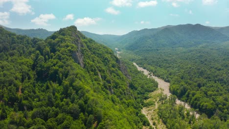 Luftaufnahme-Von-Wilden-Grünen-Bewaldeten-Bergen-Und-Klippen-In-Der-Region-Kachetien-In-Georgien