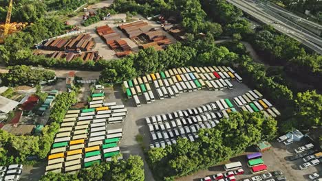 minibuses estacionados en depósito durante la pandemia de covid-19, hong kong