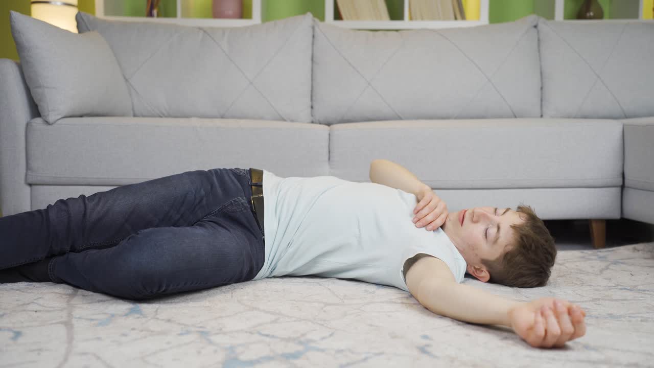 집에서 기절하는 젊은이.