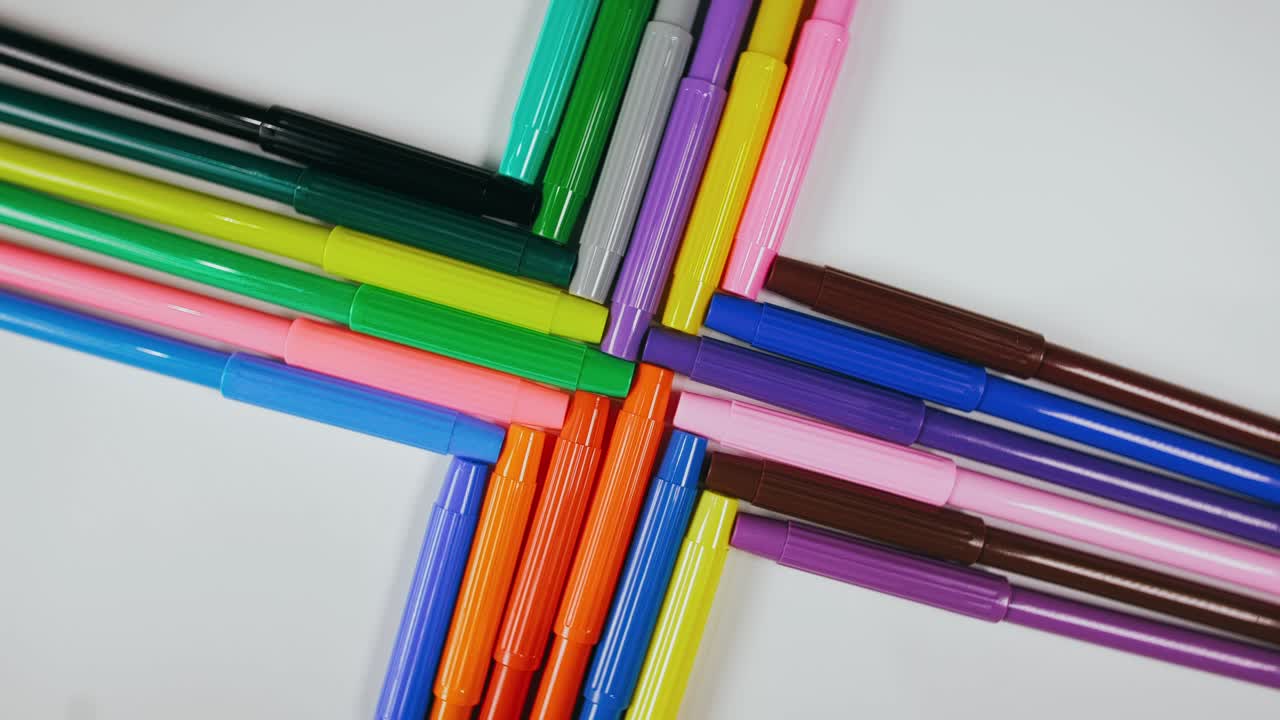 el bolígrafo se sintió en el tocadiscos. el marcador girar girar. girar, crear patrón, hacer el diseño de la forma del círculo. vista superior, colocación plana