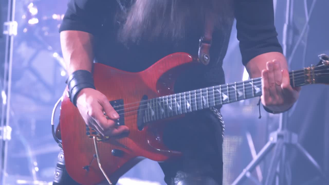 ロックギタリストのステージパフォーマンス