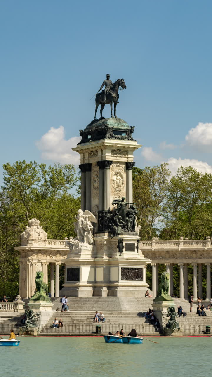 Lago del Retiro a Madrid, Spagna in verticale