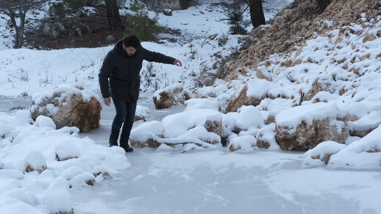charco congelado deslizándose