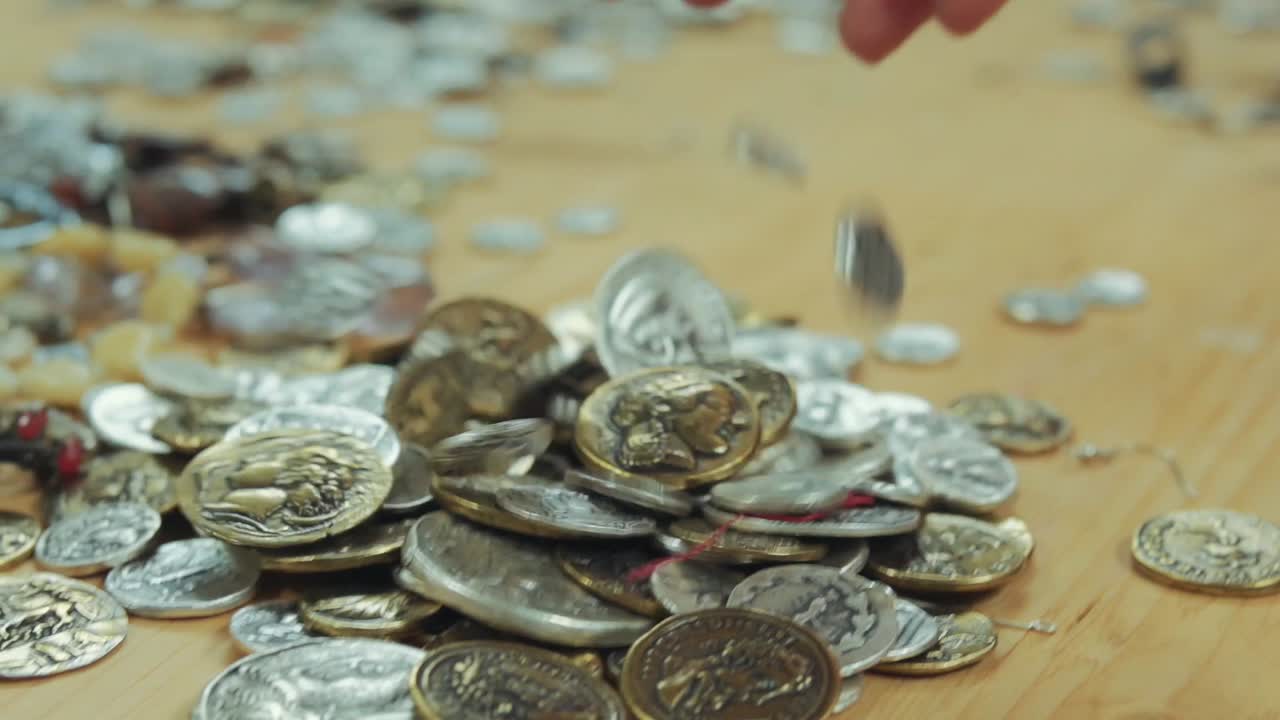 puñado de monedas, tesoro, dinero, siendo dejado caer sobre una mesa