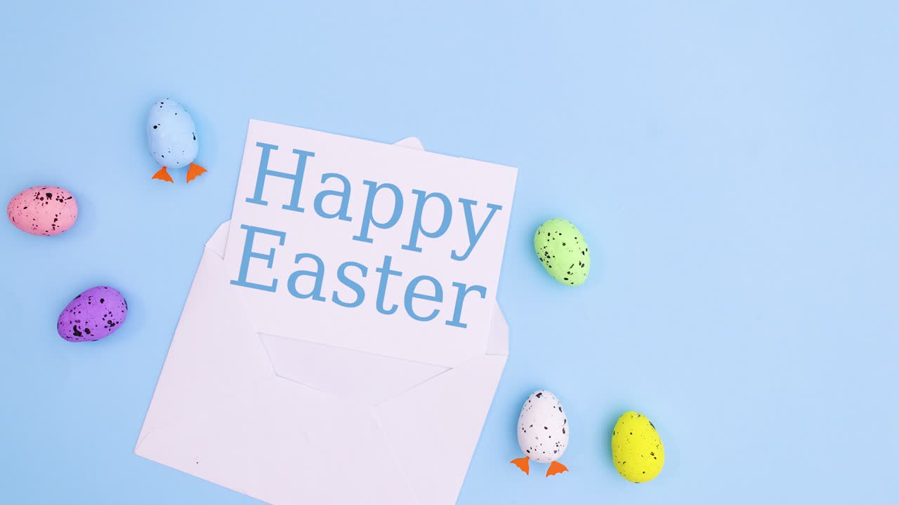 파스텔 파란색 배경의 봉투에 달과 함께 종이에 행복한 부활절을 쓰십시오. 움직임을 멈추십시오.