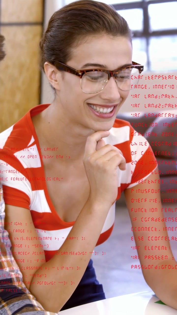 Video verticale: Donna che guarda il telefono mentre un uomo mostra il telefono, testando un'app tecnologica con una sovrapposizione di codice rosso.