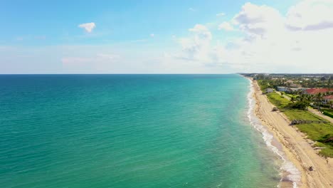 Una-Increíble-Toma-Panorámica-De-La-Costa-Sur-De-Florida,-Delray-Beach.