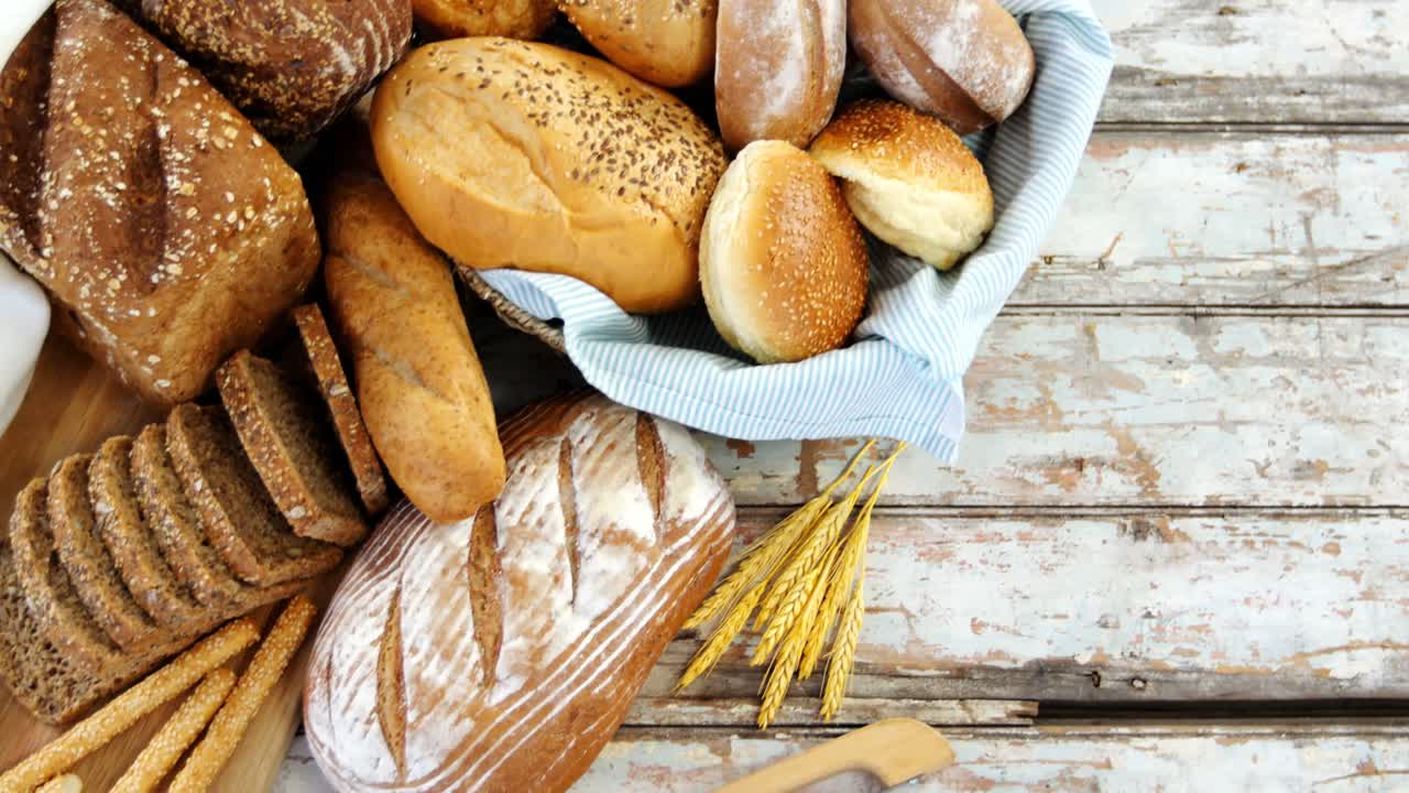 varios panes en la canasta