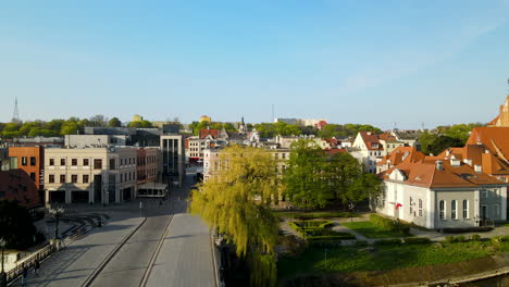 Ascending-aerial-view-of-Leon-Barciszewski-Square,-Brda-river-and-Jerzy-Sulima-Kamiński-Bridge-in-Bydgoszcz