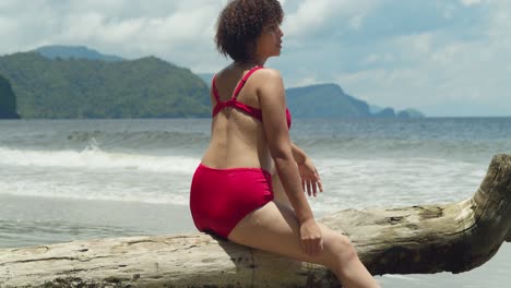 Stellen-Sie-Sich-Ein-Junges-Mädchen-Mit-Lockigem-Haar-Vor,-Gekleidet-In-Einen-Bikini,-Das-Sich-An-Einem-Weißen-Sandstrand-In-Der-Karibik-In-Der-Sonne-Sonnt