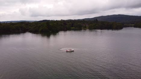 Luftaufnahme-Vorbei-An-Motorboot-Auf-Lake-Windermere-Lake-District