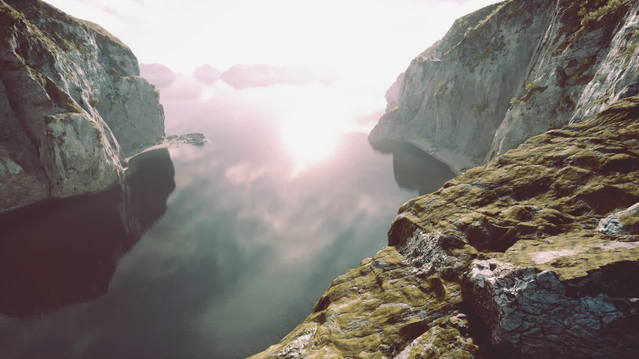 산맥 의 조용 한 호수 위 에서 해가 뜨는 것