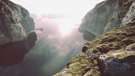 amanecer sobre un lago tranquilo en una cordillera