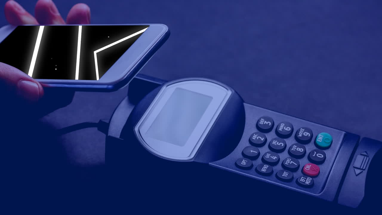 состав руки кавказского человека, касающийся экрана планшета