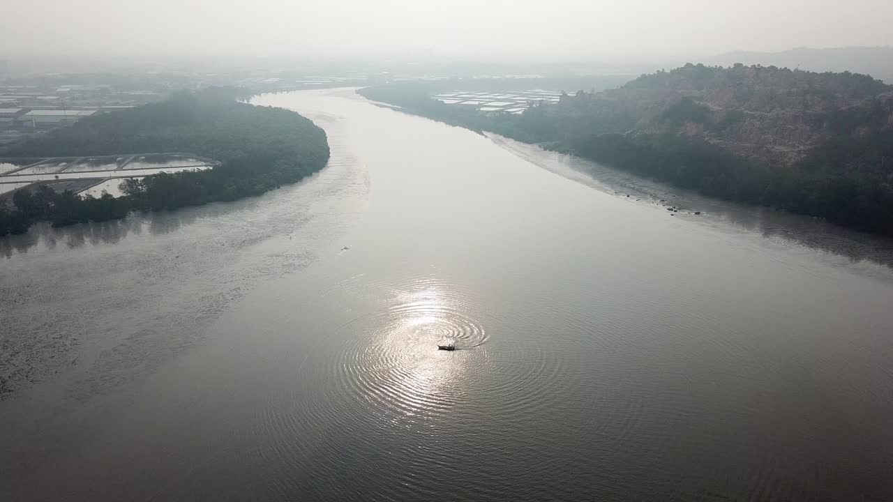 배는 맹그로브 나무 지역 근처의 원 방향으로 움직입니다.