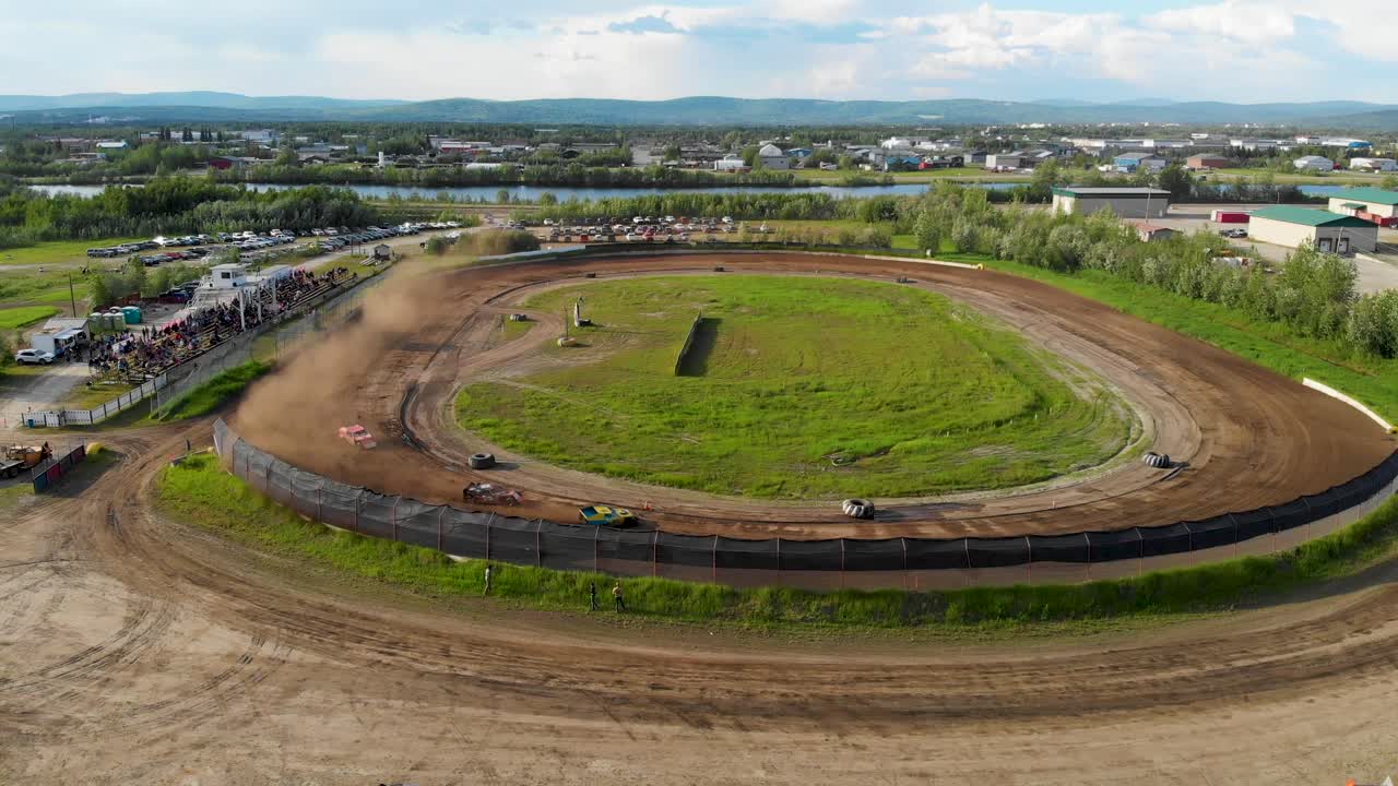 video de drones de 4k de carreras de autos modificados en mitchell raceway en fairbanks, ak durante la soleada tarde de verano-2