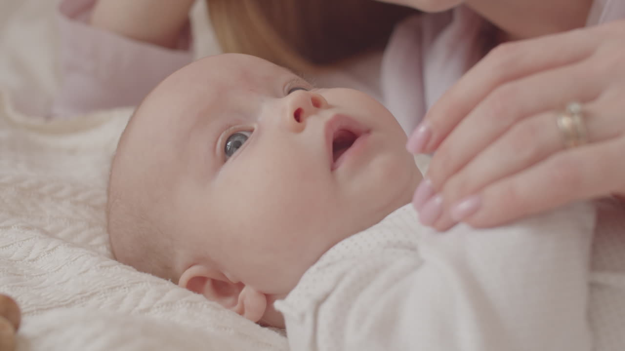 엄마가 아기에게 키스하는 것