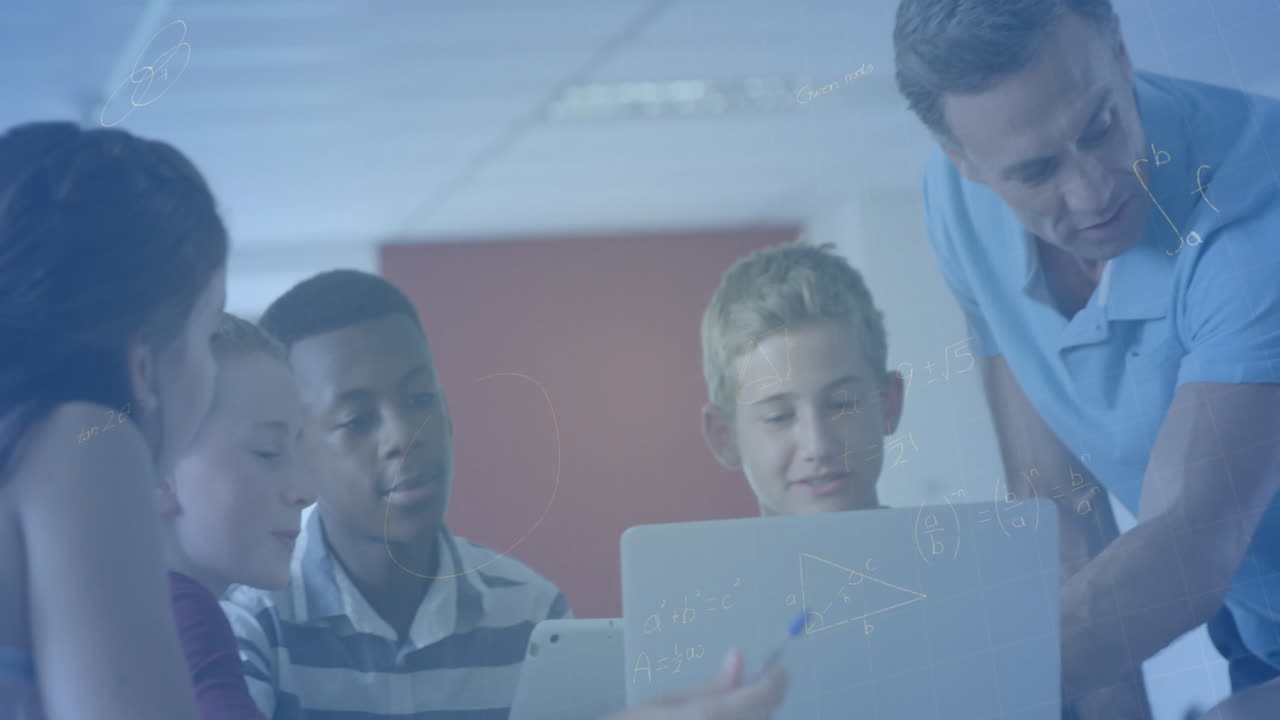 노트북을 사용하는 학교 학생들에 대한 수학 방정식의 애니메이션