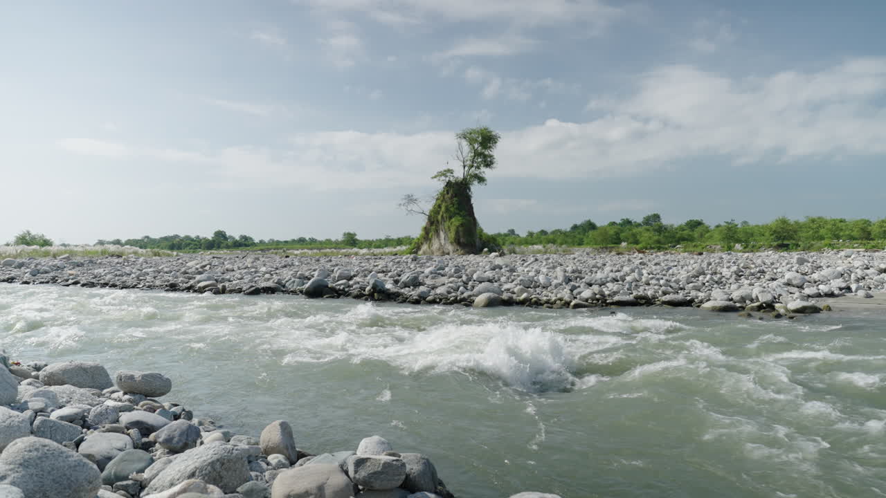 escena de paisaje estático con rápidos de arroyo entre las rocas