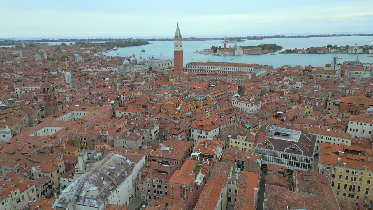 4k aérea de san marco, el puente de rialto y los canales en venecia, italia en un día nublado-4