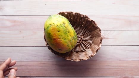 una rebanada de papaya en un plato blanco