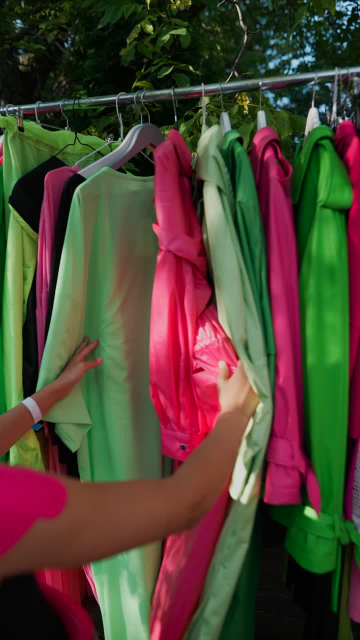 exhibición de ropa de colores en un mercado al aire libre