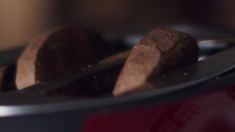 toma de rebanadas de pan que saltan de una tostadora cuando están bien doradas